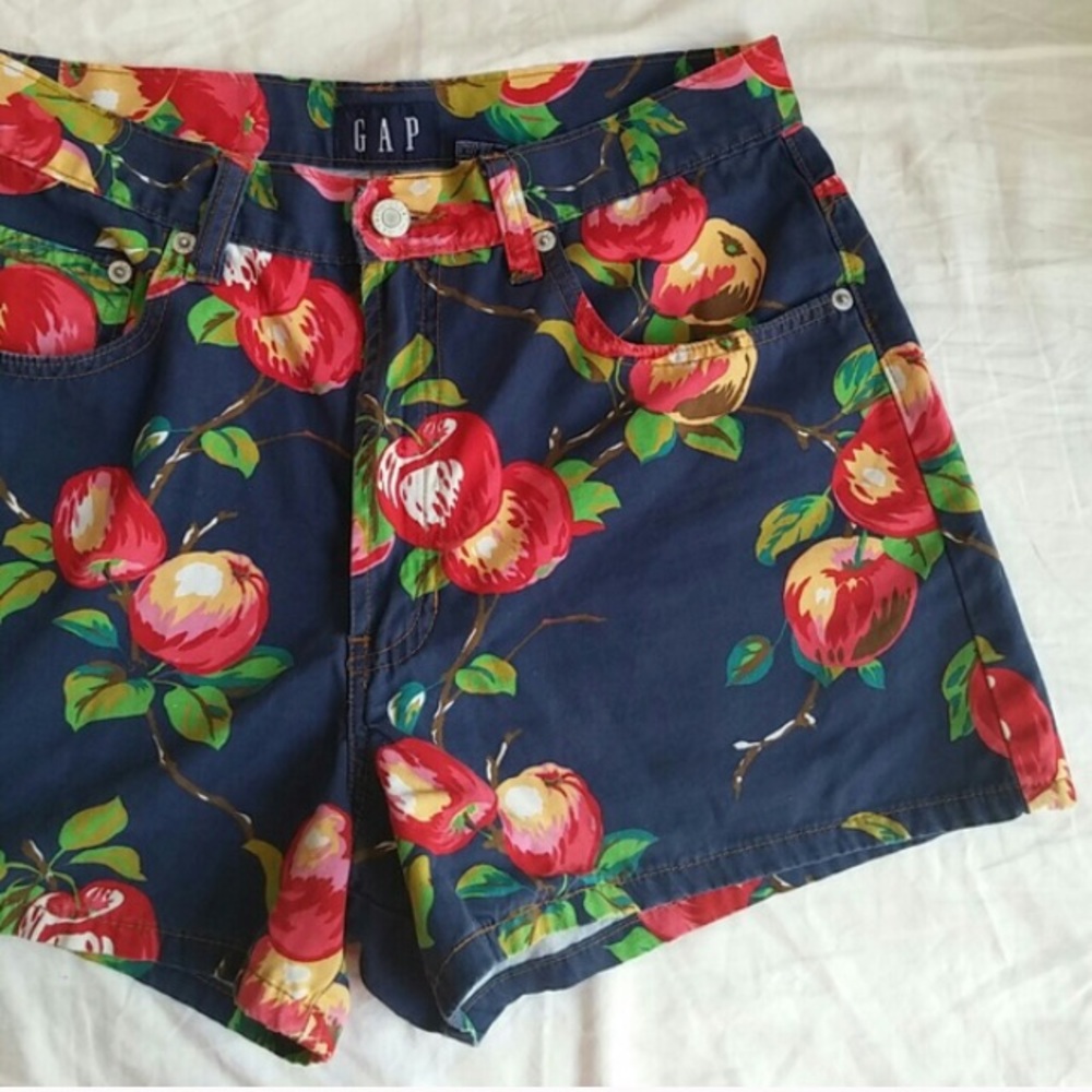 GAP High-Waisted Apple Print Shorts